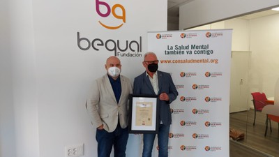 Nel Anxelu González y Luis Cayo Pérez muestran el certificado del Sello Becqual