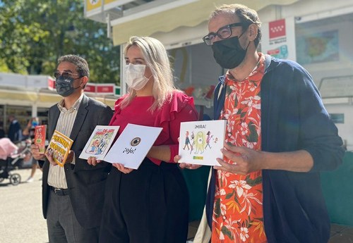 Andrés Ramos, Carmen Millán y Álvaro Núñez, a la derecha de la imagen, muestran todas las guías editadas por la ONCE para saber como dirigirnos y actuar con las personas ciegas