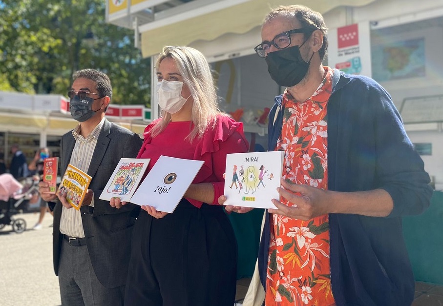 Andrés Ramos, Carmen Millán y Álvaro Núñez, a la derecha de la imagen, muestran todas las guías editadas por la ONCE para saber como dirigirnos y actuar con las personas ciegas
