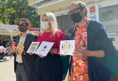 Andrés Ramos, Carmen Millán y Álvaro Núñez, a la derecha de la imagen, muestran todas las guías editadas por la ONCE para saber como dirigirnos y actuar con las personas ciegas
