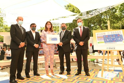 La vicepresidenta de Colombia muestra el cupón dedicado en el acto celebrado en la Feria del Libro de Madrid, flanqueada por Alberto Durán y Ángel Sánchez