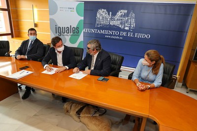 El alcalde de El Ejido, Francisco Góngora junto a Alberto Morilla, en el centro