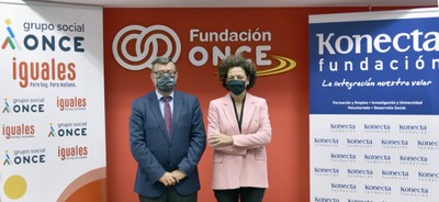 Martínez Donoso junto a Rosa Queipo de Llano en la firma de renovación del convenio Inserta con Konecta