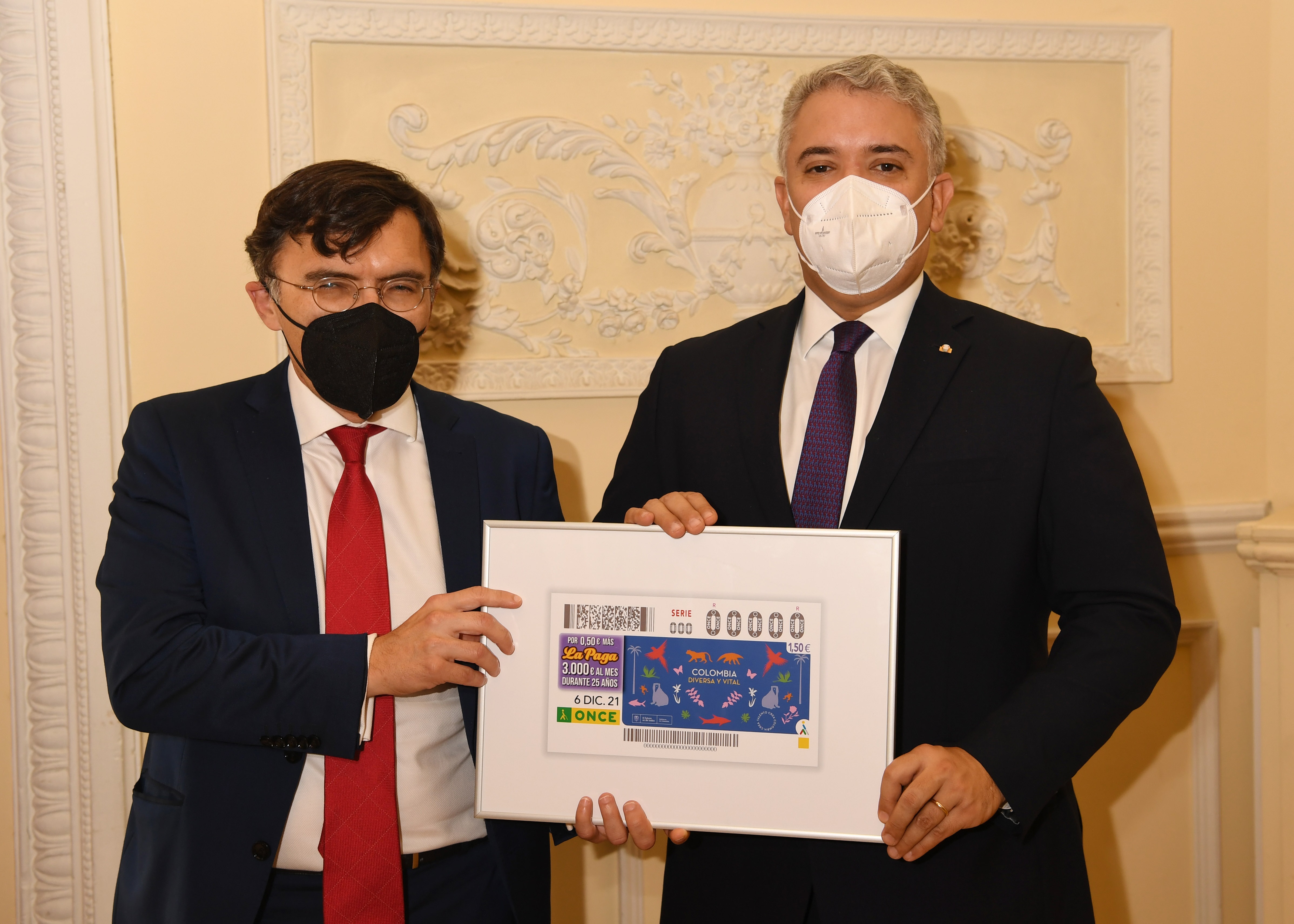 Alberto Durán entrega del cupón dedicado al presidente de Colombia