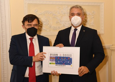 Alberto Durán entrega del cupón dedicado al presidente de Colombia