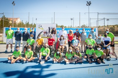 Foto de familia de los ganadores y ganadoras del torneo, junto a autoridades, organizadores y voluntarios.