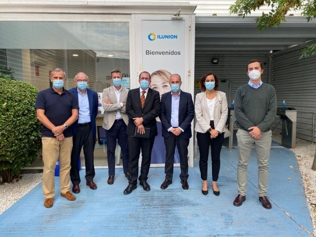  Raúl Blanco, en el centro de la imagen, en la sede de Ilunion en Cabanillas del Campo, junto a responsables de Ilunion