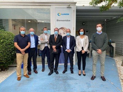  Raúl Blanco, en el centro de la imagen, en la sede de Ilunion en Cabanillas del Campo, junto a responsables de Ilunion