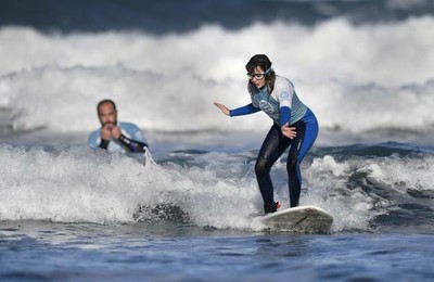 Carmen y su entrenador al fondo, en un entrenamiento (FOTO PUBLICADA EN EL COMERCIO)