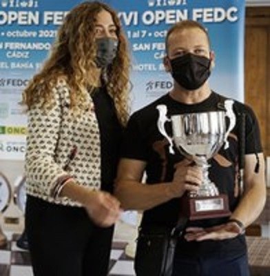 Joan Fuster muestra el trofeo como ganador del Open
