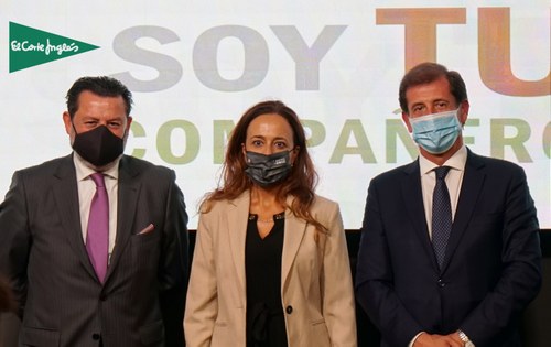 Mar, en el centro, junto a resposnables de El Corte Inglés