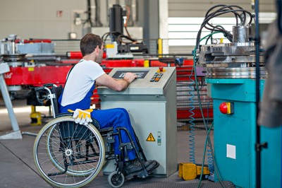 Trabajador con discapacidad en silla de ruedas