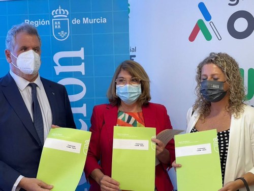Foto de familia de los participantes en la firma del convenio