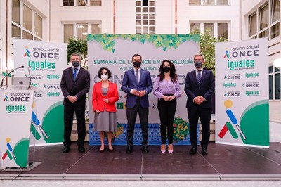 Foto de familia de la inauguración de la Semana de la ONCE en Andalucía