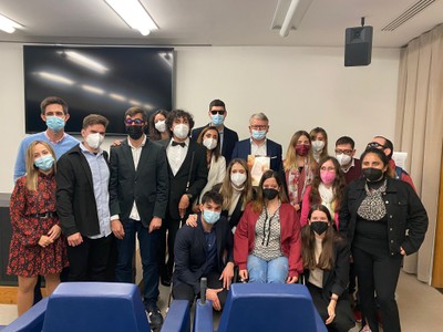 Foto del grupo de jóvenes con el comisario Schmit