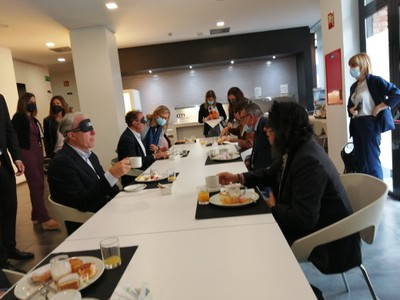 Desayuno a ciegas en la Semana de la ONCE en Aragón