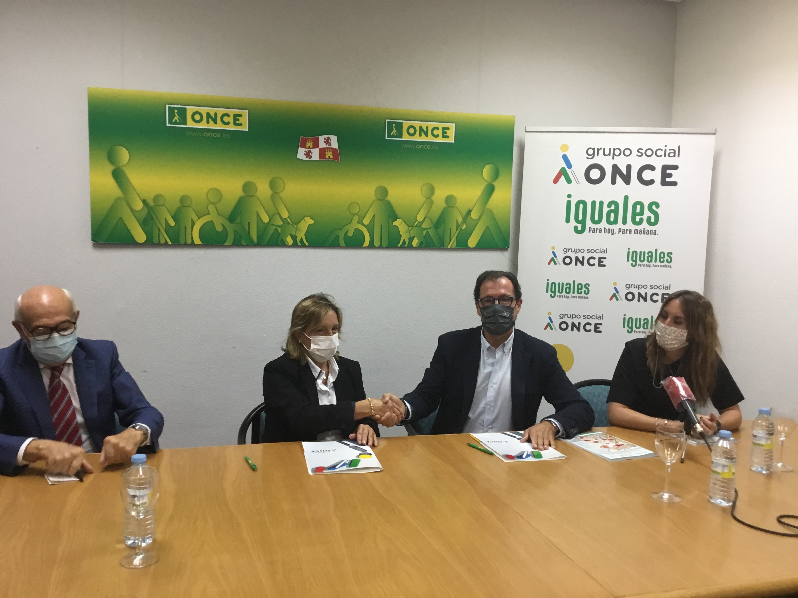 Firma del acuerdo, en la que Ismael Pérez y Rosa Mª Andrés se dan la mano