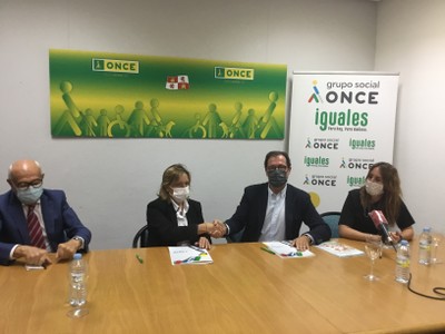 Firma del acuerdo, en la que Ismael Pérez y Rosa Mª Andrés se dan la mano