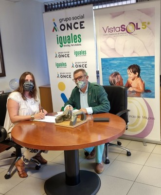 Medina  y Llorca durante el acto de la firma del acuerdo