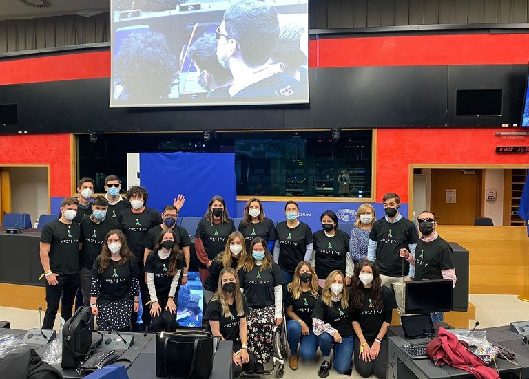 Foto de familia del grupo de jóvenes en el hemiciclo del PE