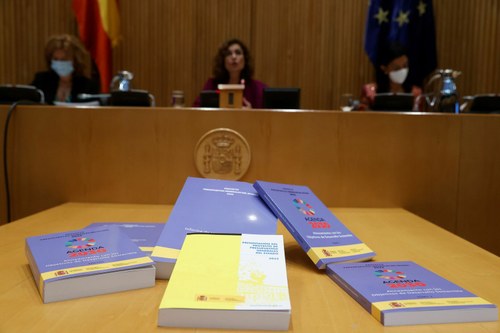 Emplares de los PGE presentados por Montero