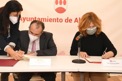 Luis Natalio Royo y la alcaldesa de Alcorcón durante la firma del convenio