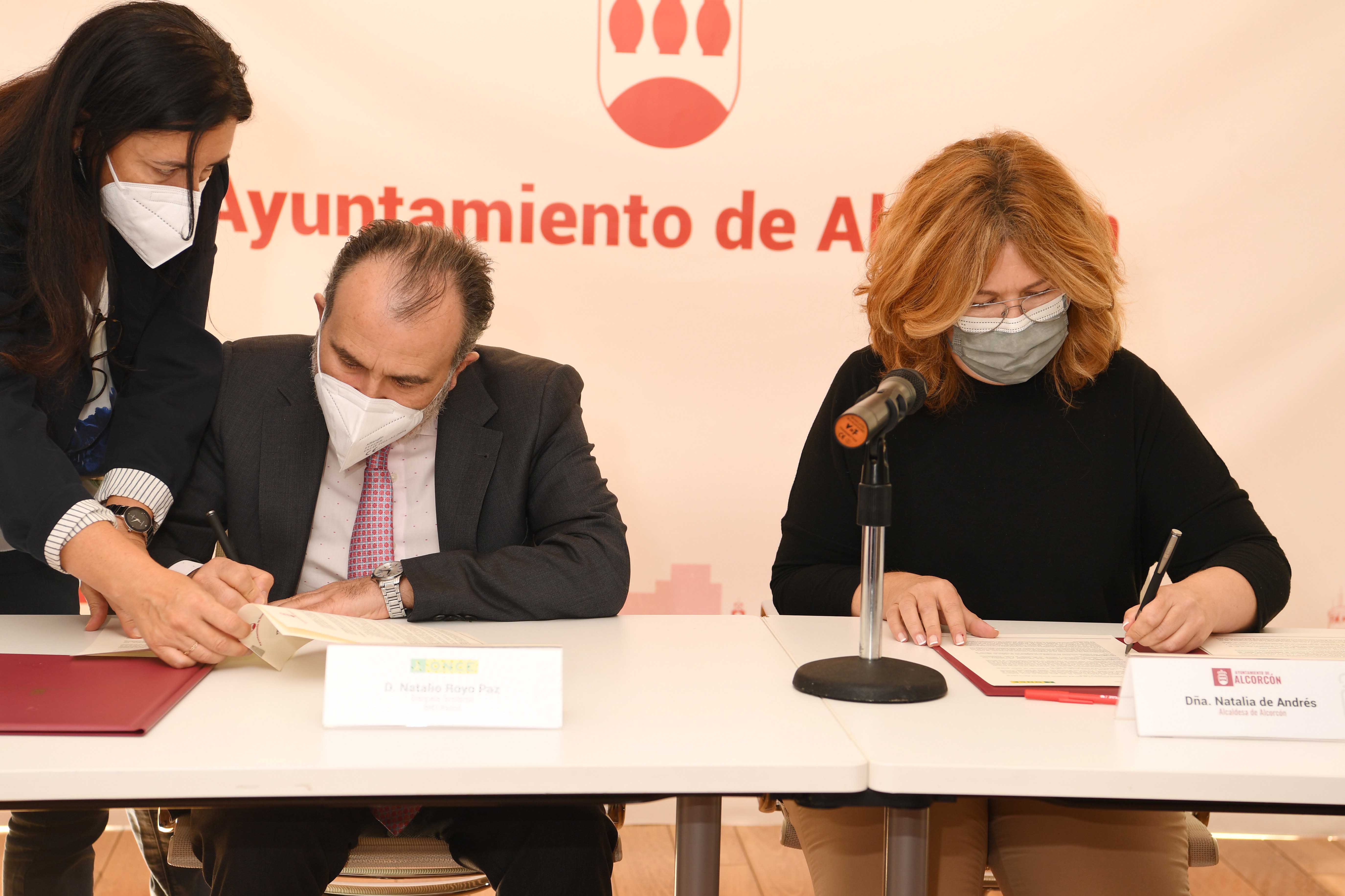 Luis Natalio Royo y la alcaldesa de Alcorcón durante la firma del convenio