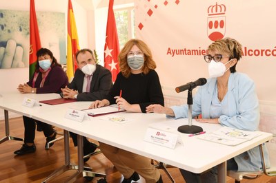 Participantes en la firma del convenio con el Ayuntamiento de Alcorcón