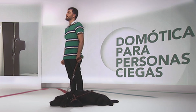 Persona ciega en un acto de presentación de domótica para personas ciegas