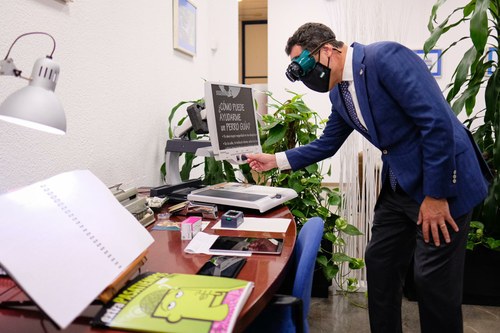 Juanma Moreno durante la visita a la casa inteligente
