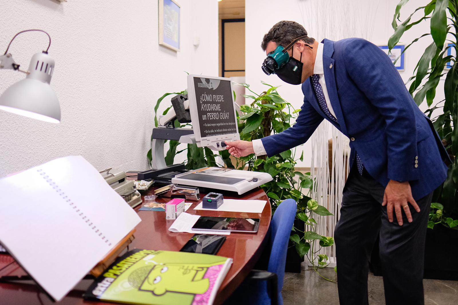 Juanma Moreno durante la visita a la casa inteligente
