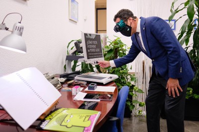 Juanma Moreno durante la visita a la casa inteligente