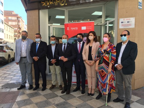 Foto de familia de autoridades durante la inauguración de la sede de Inserta en Albacete