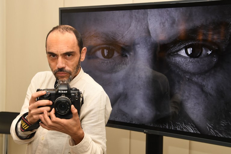 Víctor Meliveo posa en actitud de disparar con su cámara fotográfica