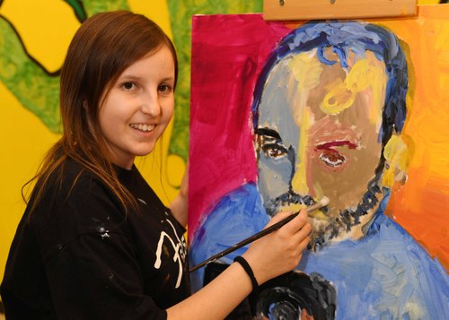 Andrea muestra el retrato realizado de Víctor Meliveo