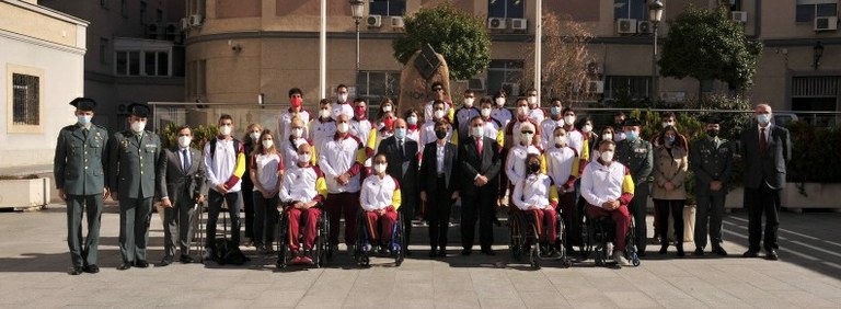 Foto de familia de los deportistas, el presidente del CPE y representantes de la Guardia Civil