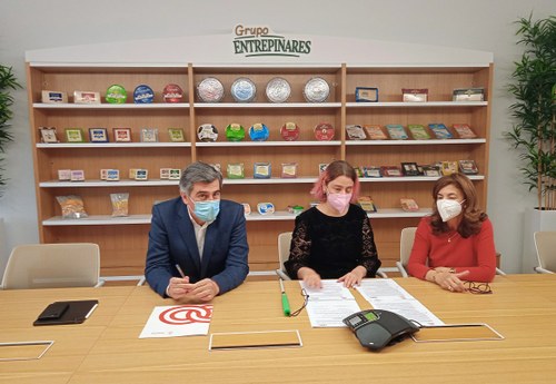 Momento de la firma con el Grupo Entrepinares