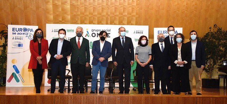 Foto de familia de los participantes y asistentes en el encuentro Europa se Acerca a Tí en Valencia