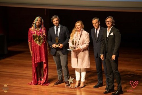 Los responsables de Ilunion Hotels muestras el premio sobre el escenario