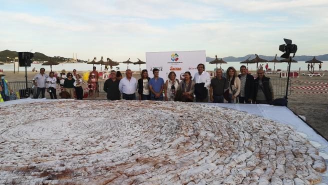 Imagen de la ensaimada gigante con la consejera de Agricultura Mae de la Concha