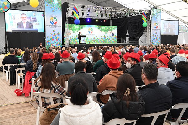 Vista panorámica de la carpa durante l a intervención de Carballeda en la asamblea informativa