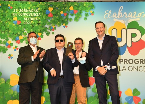 Carballeda junto a los integrantes del Grupo Risa