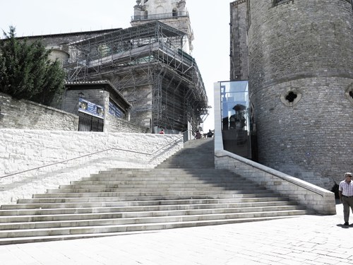Mejora del acceso a la plaza de la Catedral Vieja, uno de los edificios más importantes del casco medieval de la ciudad de Vitoria-Gasteiz