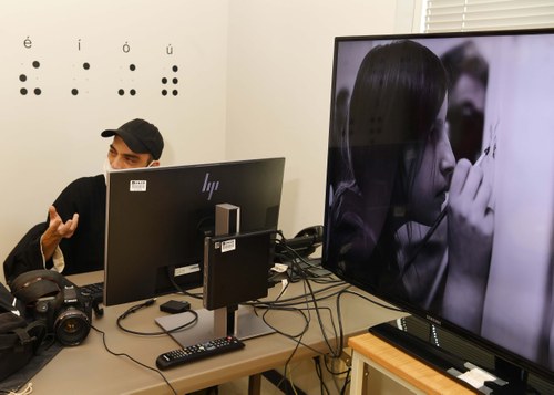 Víctor Melievo muestra la fotografía realizada a Andrea Pérez