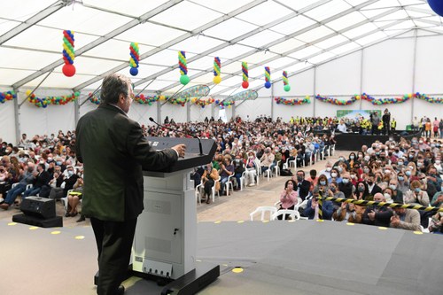 Panorámica del público de la asamblea desde el escenario