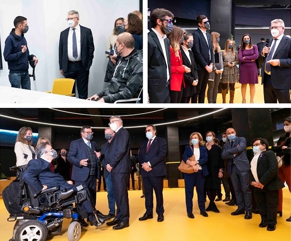 Arriba, a la izda, con los jóvenes emprendedores, y a la derecha con los jóvenes en Estrasburgo. Abajo, con los responsables del Grupo Social ONCE en la sede de Por Talento Digital