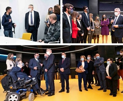 Arriba, a la izda, con los jóvenes emprendedores, y a la derecha con los jóvenes en Estrasburgo. Abajo, con los responsables del Grupo Social ONCE en la sede de Por Talento Digital