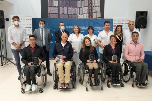 Foto de familia de los deportistas junto a Carballeda y  la directora del hospital