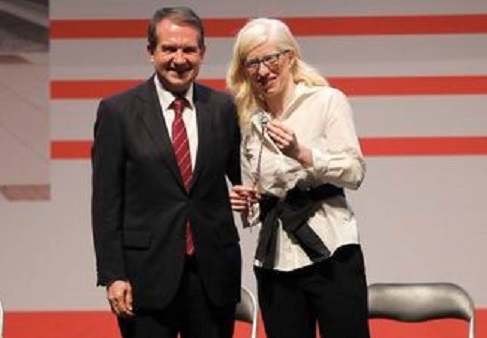 Caballero y Susana Rodríguez  mostrando su  medalla