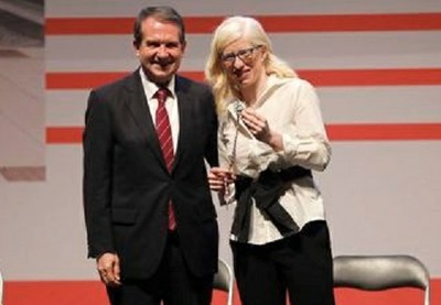 Caballero y Susana Rodríguez  mostrando su  medalla